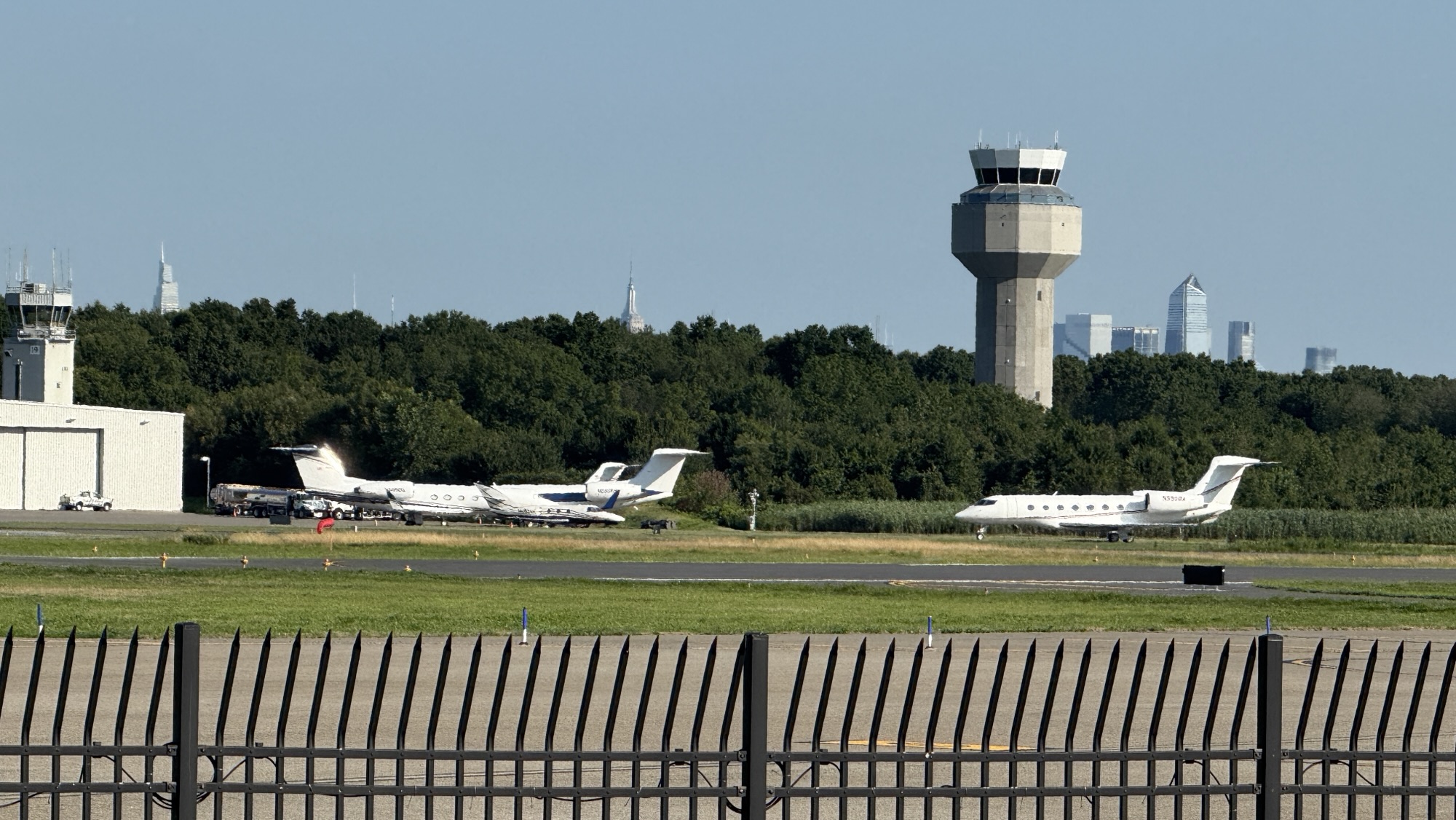 Lux Ride NY|Teterboro Airport Transfers – Luxury Car Service from Teterboro (TEB) to NYC & Beyond